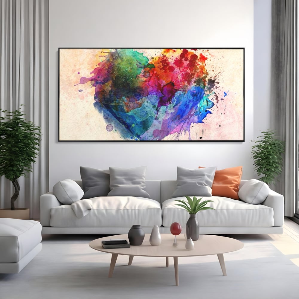 Tablou canvas cu tablou canvas cu inima colorata, in rama de aluminiu negru, pe perete intr-un living